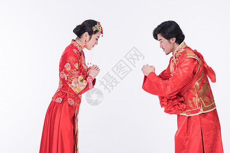 中式礼袍的夫妻对拜高清图片