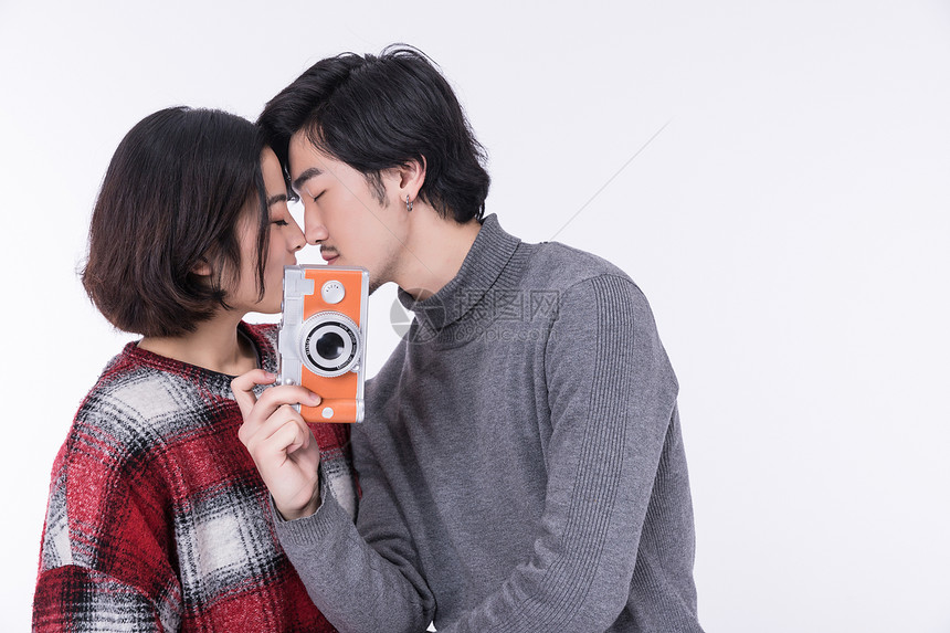 爱摄影的年轻情侣接吻图片