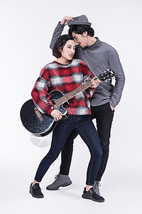 幸福爱音乐的情侣拿吉它背景图片