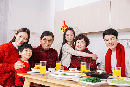 一家人新年吃年夜饭图片