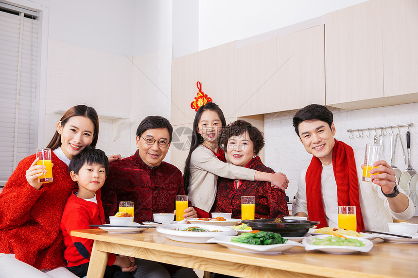 一家人新年吃年夜饭图片