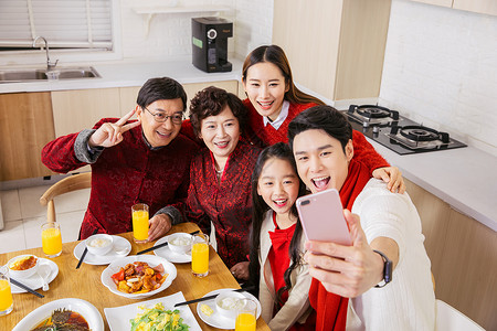 一家人新年吃团圆饭开心自拍背景图片