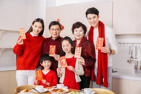 一家人新年年夜饭手持红包图片