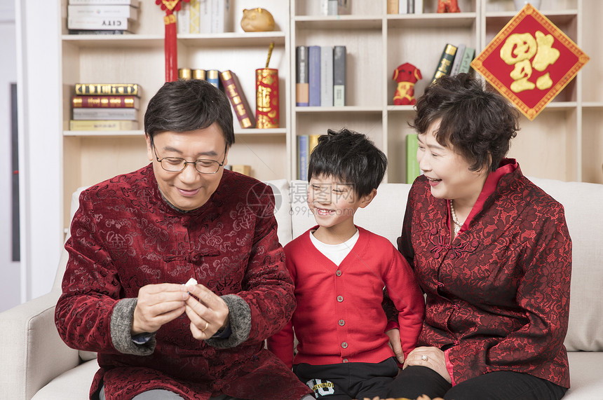 新年爷爷奶奶给孙子喂食图片