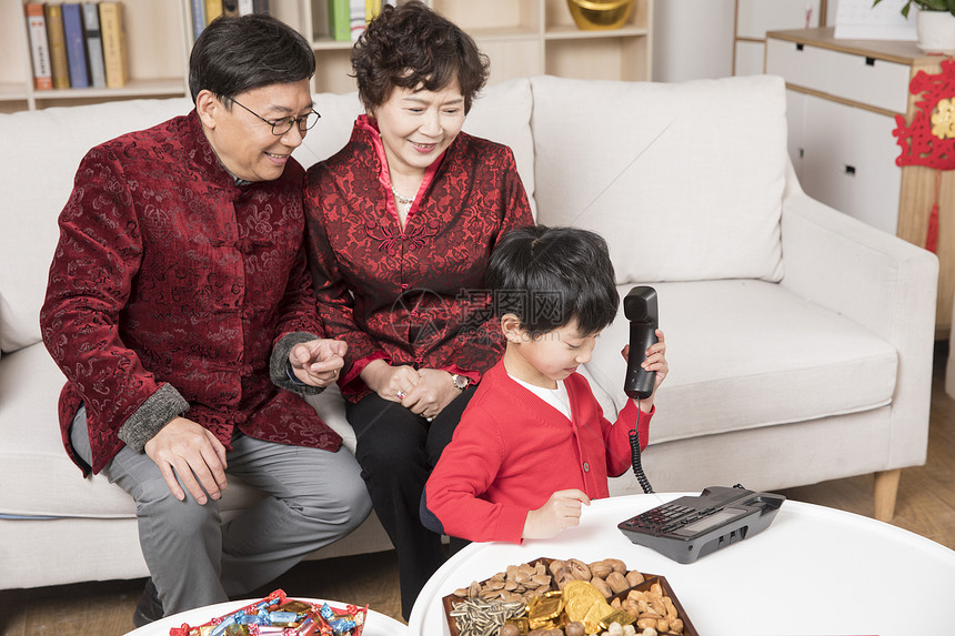 爷爷奶奶孙子打电话图片