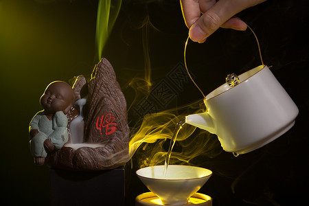 手拿茶壶倒茶与香台高清图片
