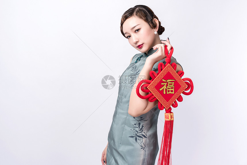 旗袍美女手持福字中国结图片