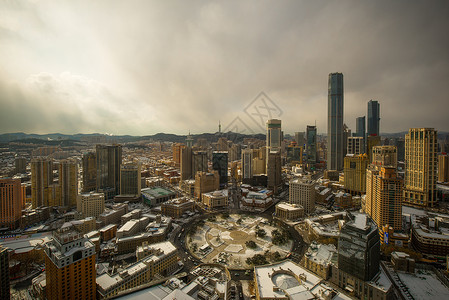 雪景黄昏下的大连中山广场城市风光图片