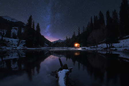 夜空森林琼库什台的星空背景