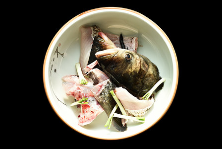 煲汤生鱼头鱼汤青头鱼高清图片