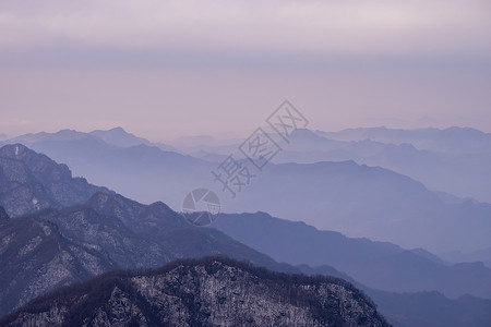 道教圣地湖北武当山冬日山峦雪景背景