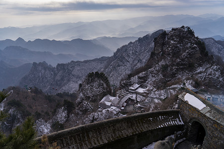 湖北武当山冬日山峦雪景图片