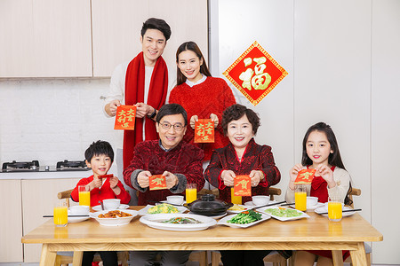 一家人新年团圆饭发红包图片