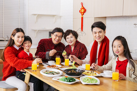 一家人新年吃年夜饭夹菜图片