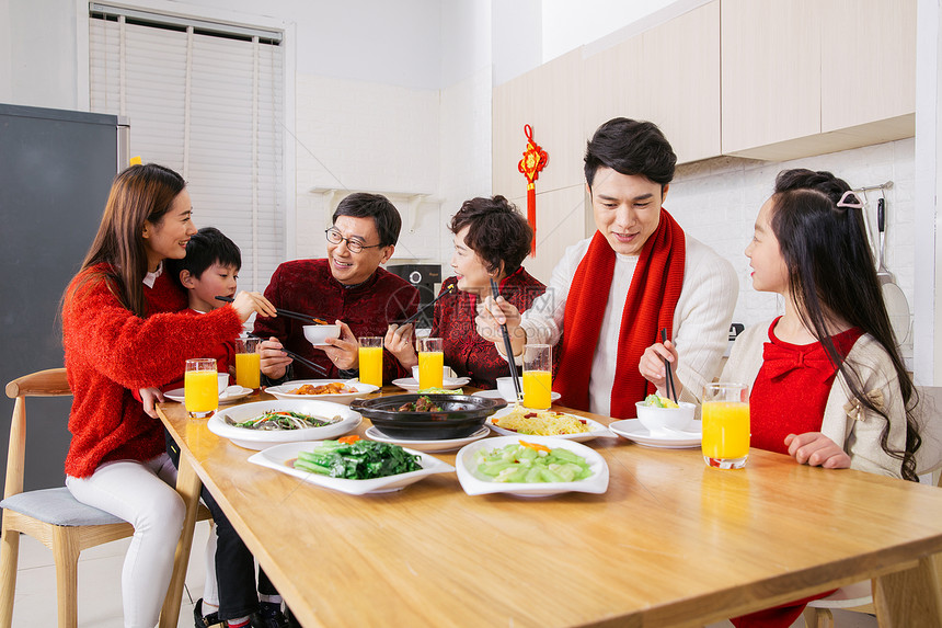 一家人新年吃年夜饭夹菜图片