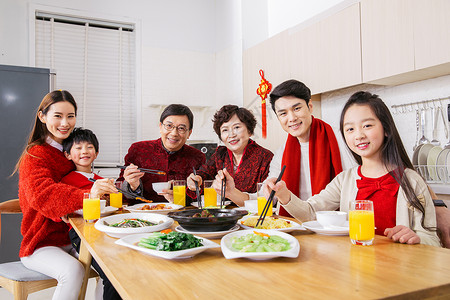 一家人新年吃年夜饭夹菜图片