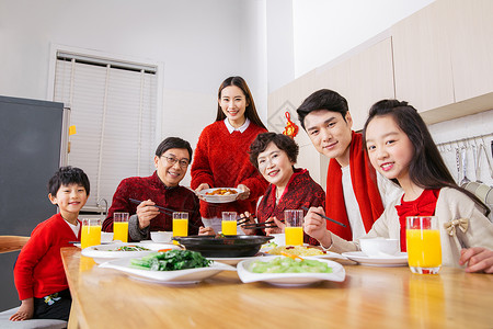 一家人新年吃年夜饭图片