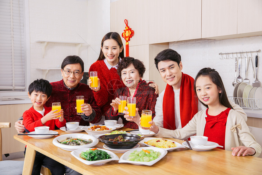 一家人新年年夜饭举杯图片