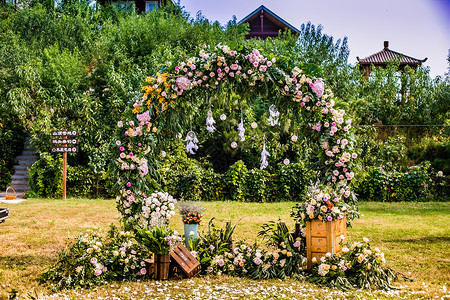 婚礼花卉拱门户外草坪婚礼场景背景