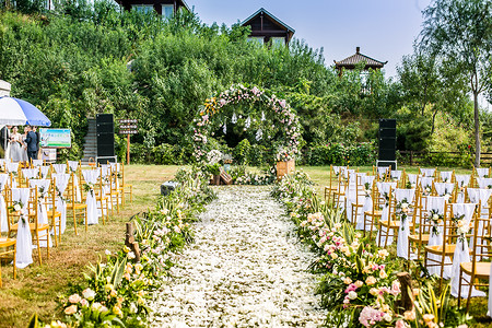 婚礼花卉拱门户外草坪婚礼场景背景
