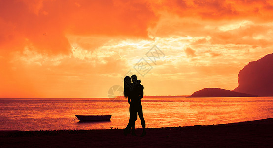 海岸情侣夕阳天空下情侣设计图片