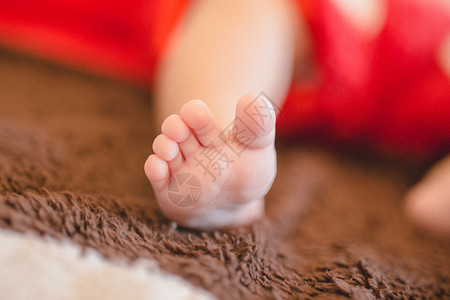 婴儿脚印新出生的宝宝小脚丫背景