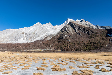 冰川泥冬天的稻城亚丁雪山背景