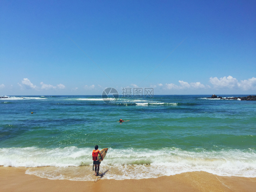 海边冲浪图片