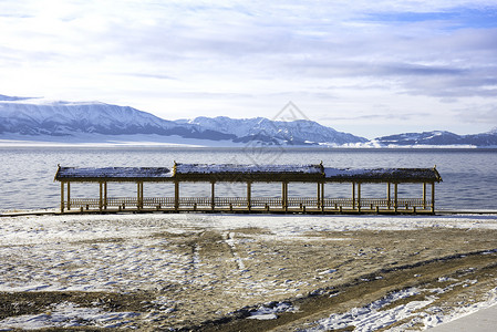 凉亭长廊新疆赛里木湖冬季雪景风光背景