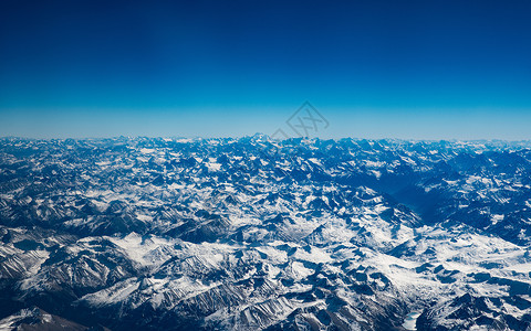 绵延无际的雪山背景图片