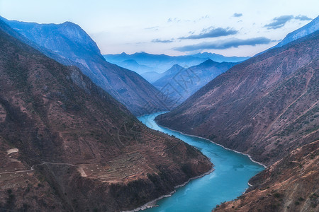 江河汇聚金沙江背景