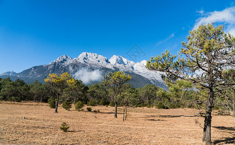 雪山和祥云背景图片