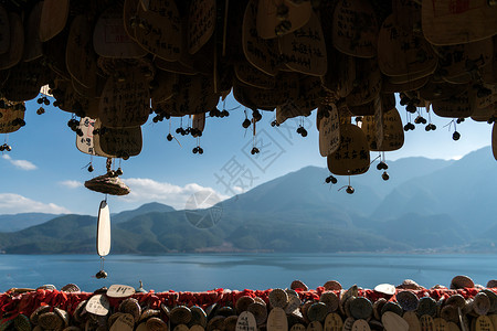 泸沽湖旁的祈福铃铛背景图片