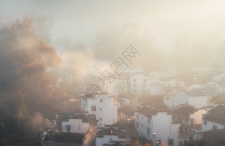 青山中的房子婺源雾色的早晨背景