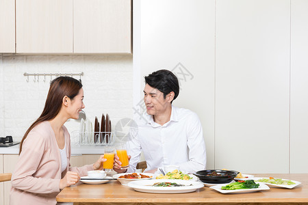 年轻夫妻在家吃饭背景图片