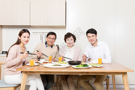 一家人一起开心吃饭图片