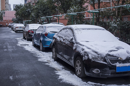 城市中下雪后的汽车高清图片
