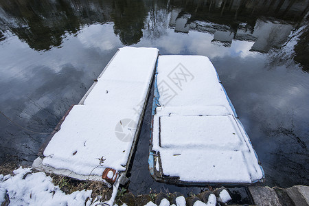 湖面的船积满了白雪图片