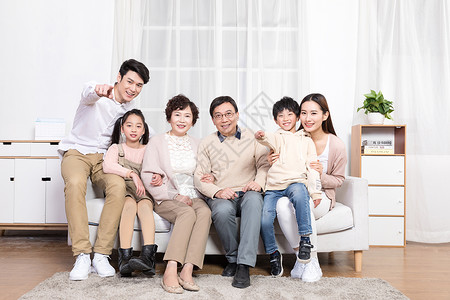 一家人幸福地坐在客厅高清图片