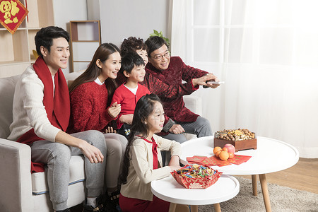 新年一家人一起看电视背景图片