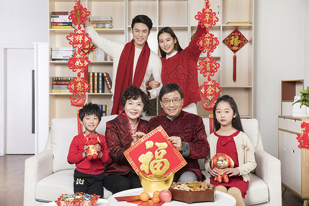 中国风全家福背景拿着新年道具的一家人背景