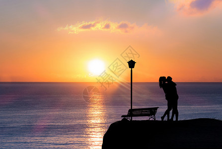 海边朝霞夕阳下的情侣设计图片