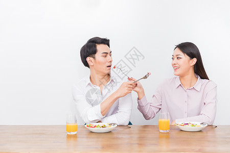 年轻夫妻吃早餐高清图片