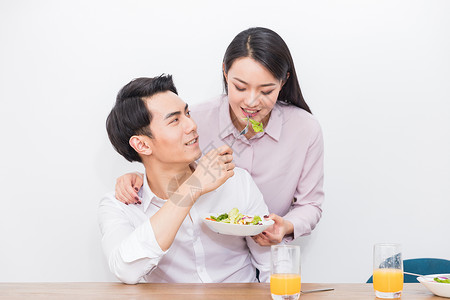 年轻夫妻吃早餐高清图片