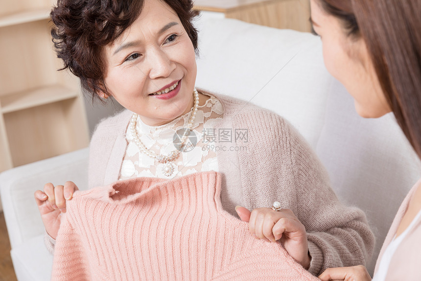 女儿给妈妈买衣服图片