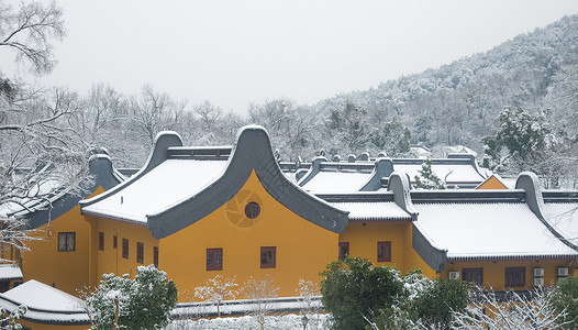黄墙雪中的寺庙背景