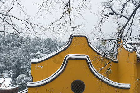 雪中的寺庙黄墙雪佛高清图片