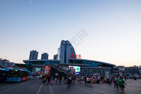 拥挤新干线家春运繁忙的贵阳火车站背景