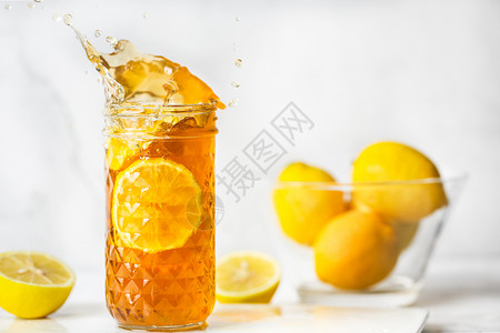 好喝的橙汁饮料水花飞溅沁爽柠檬茶背景