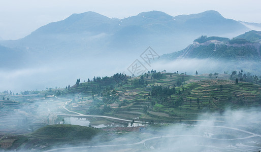 山中的雾云雾笼罩的山中梯田背景